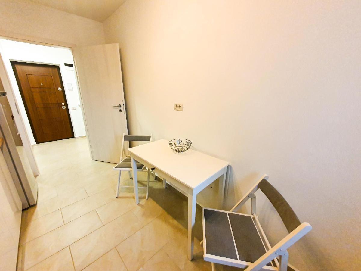 Luxurious Retreat 1Br Apartment With Netflix, Private Parking And Self Check In Popesti-Leordeni Экстерьер фото